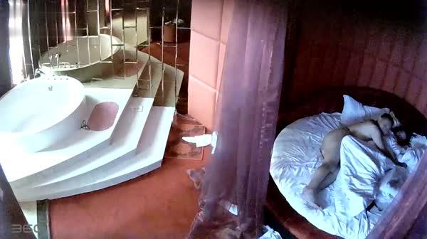 情趣酒店水滴摄像头TP胖哥带着逼毛很浓密性感的情人开房啪啪